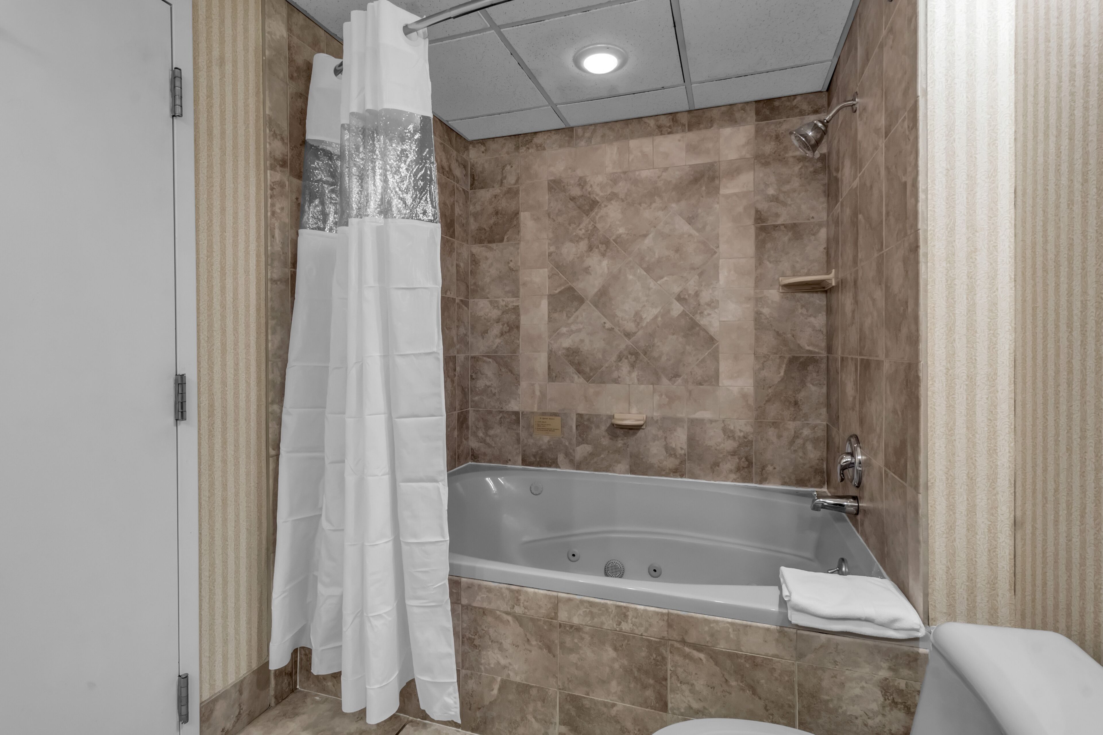 suite, 1 bedroom | bathroom | combined shower/bathtub, free toiletries, hair dryer, towels