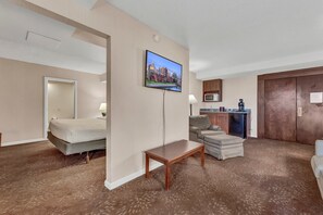 Suite, 1 chambre | Coffre-fort, bureau, système d’insonorisation, fer et planche à repasser
