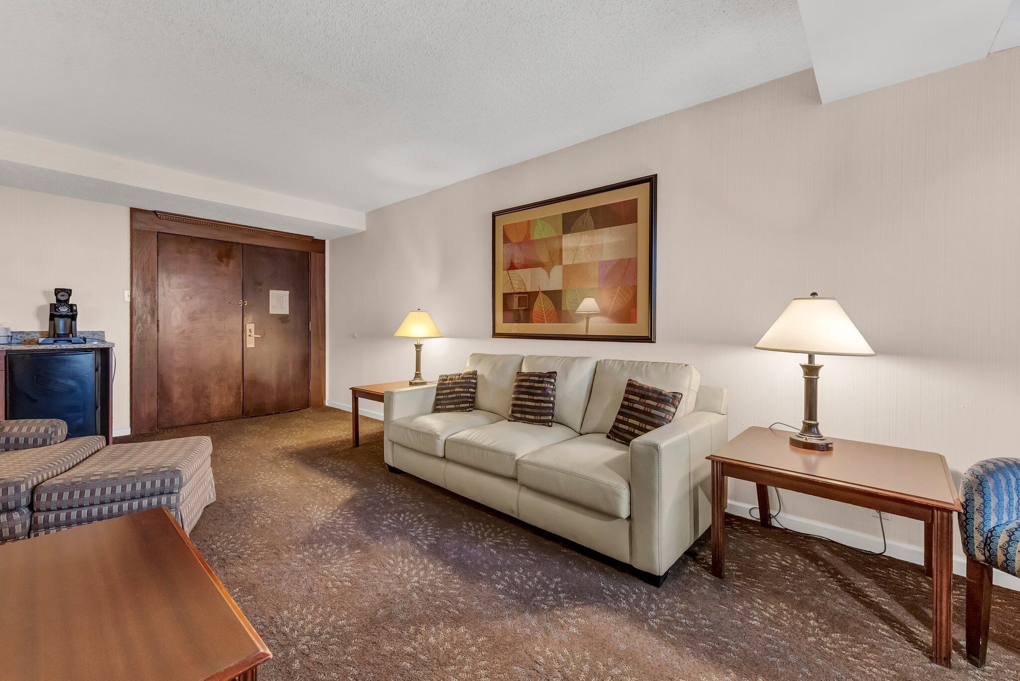 studio suite, 1 king bed | living area | flat-screen tv