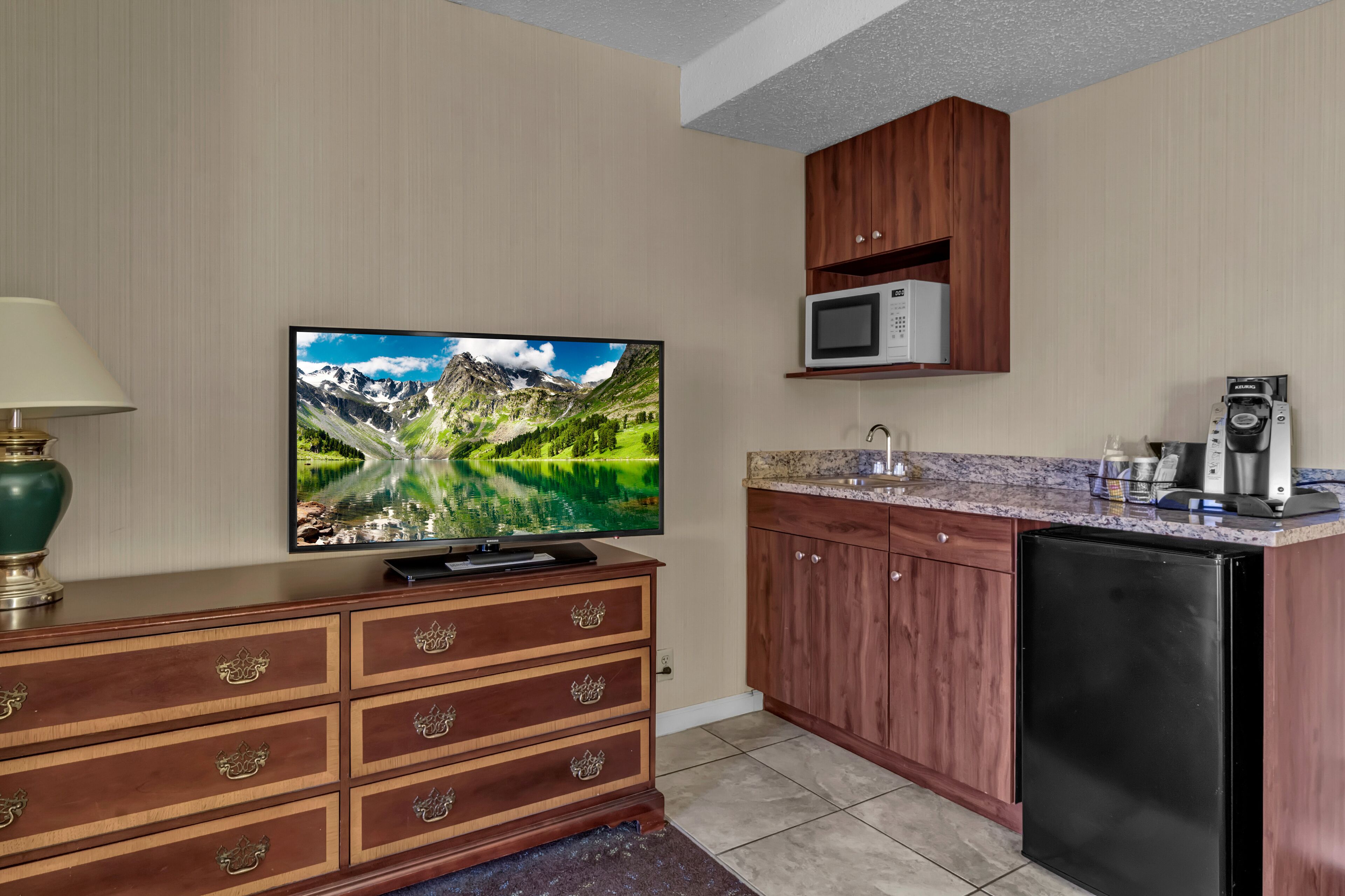 studio suite, 1 king bed | private kitchenette | coffee/tea maker