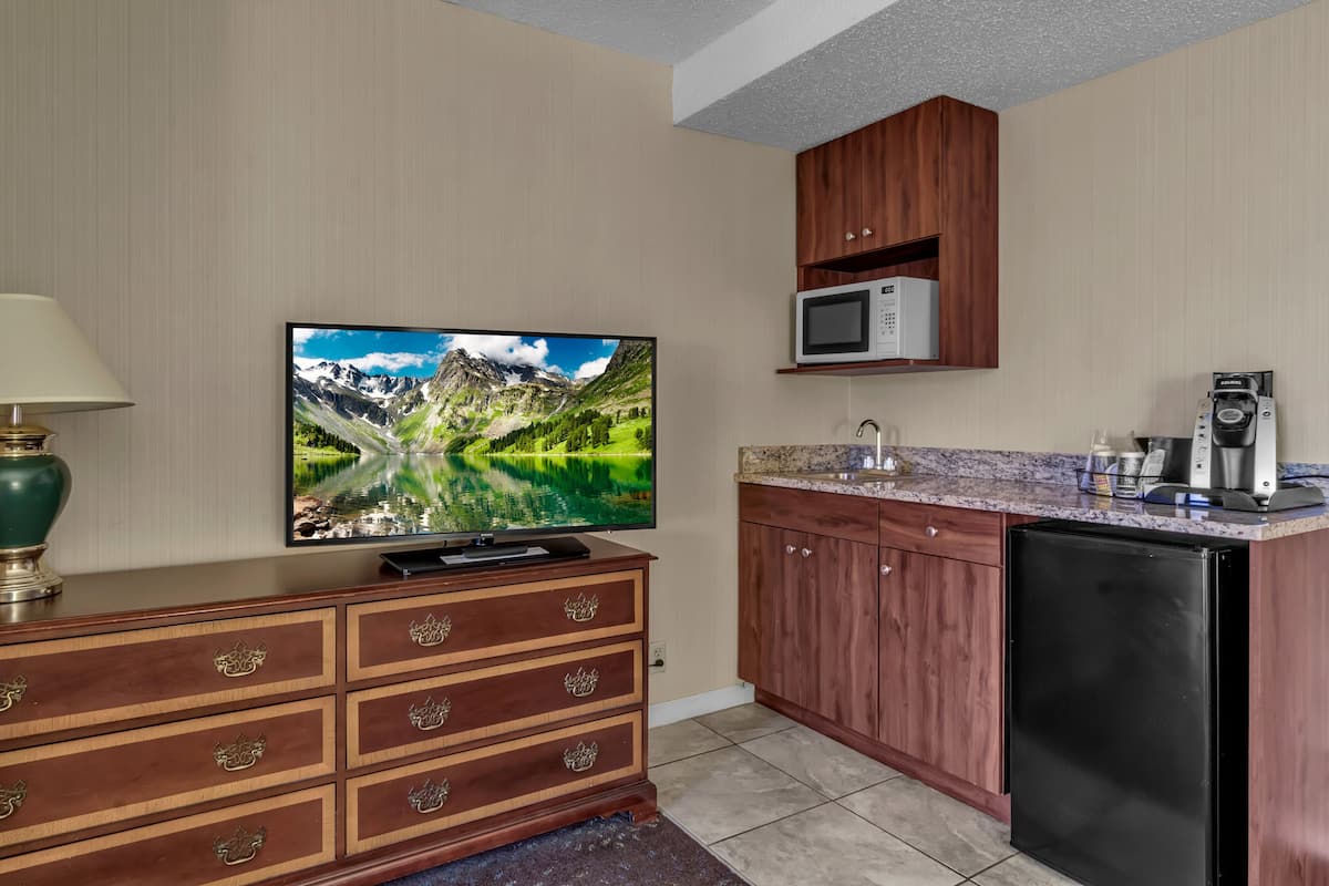 studio suite, 1 king bed | private kitchenette | coffee/tea maker