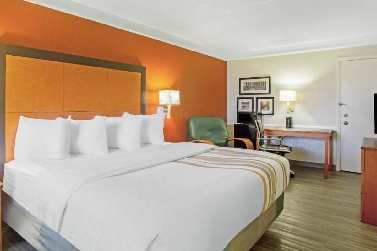 Literie de qualité, lit avec matelas à plateau-coussin, bureau