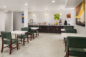 Free continental breakfast - La Quinta Inn by Wyndham Victoria (Victoria)