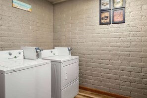 Laundry room - La Quinta Inn by Wyndham Victoria (Victoria)