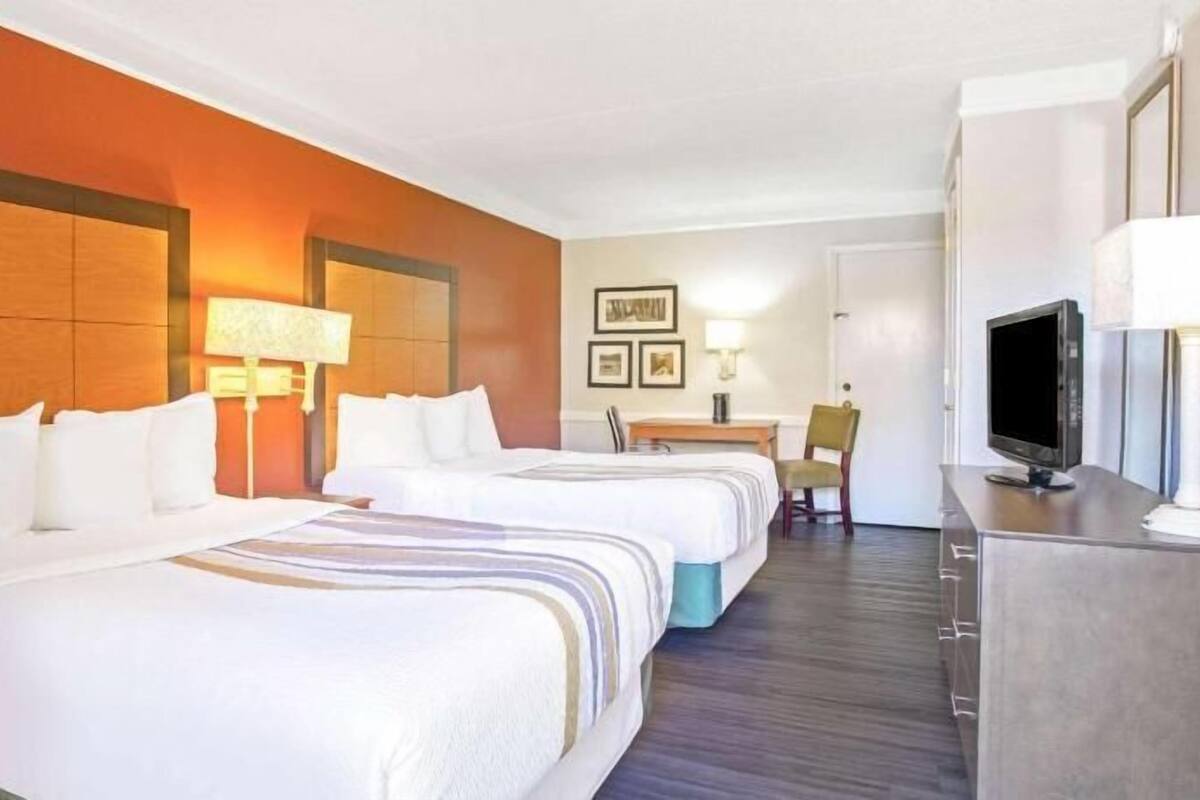 Literie de qualité, lit avec matelas à plateau-coussin, bureau