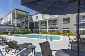 Una piscina al aire libre de temporada