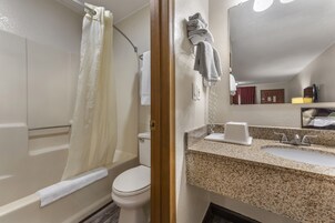 Bañera con ducha, toallas