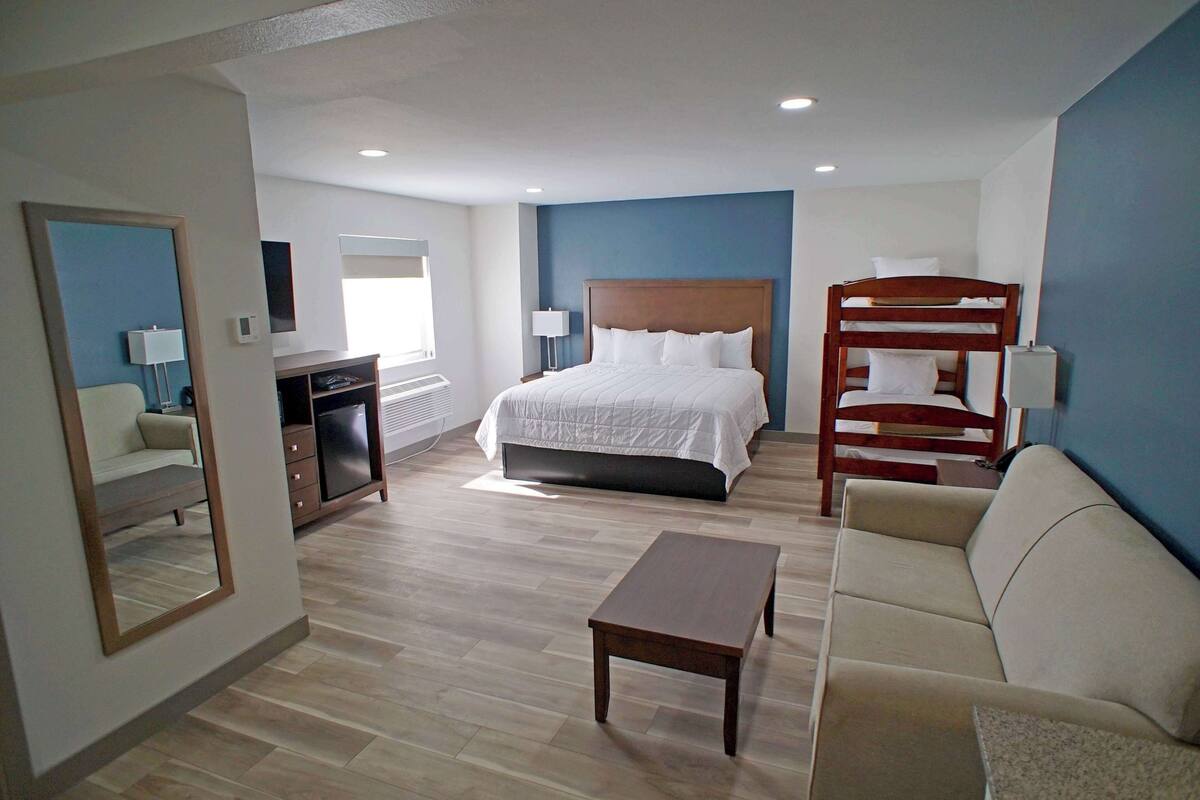 suite, multiple beds, non smoking | premium bedding, desk, laptop workspace, blackout curtains