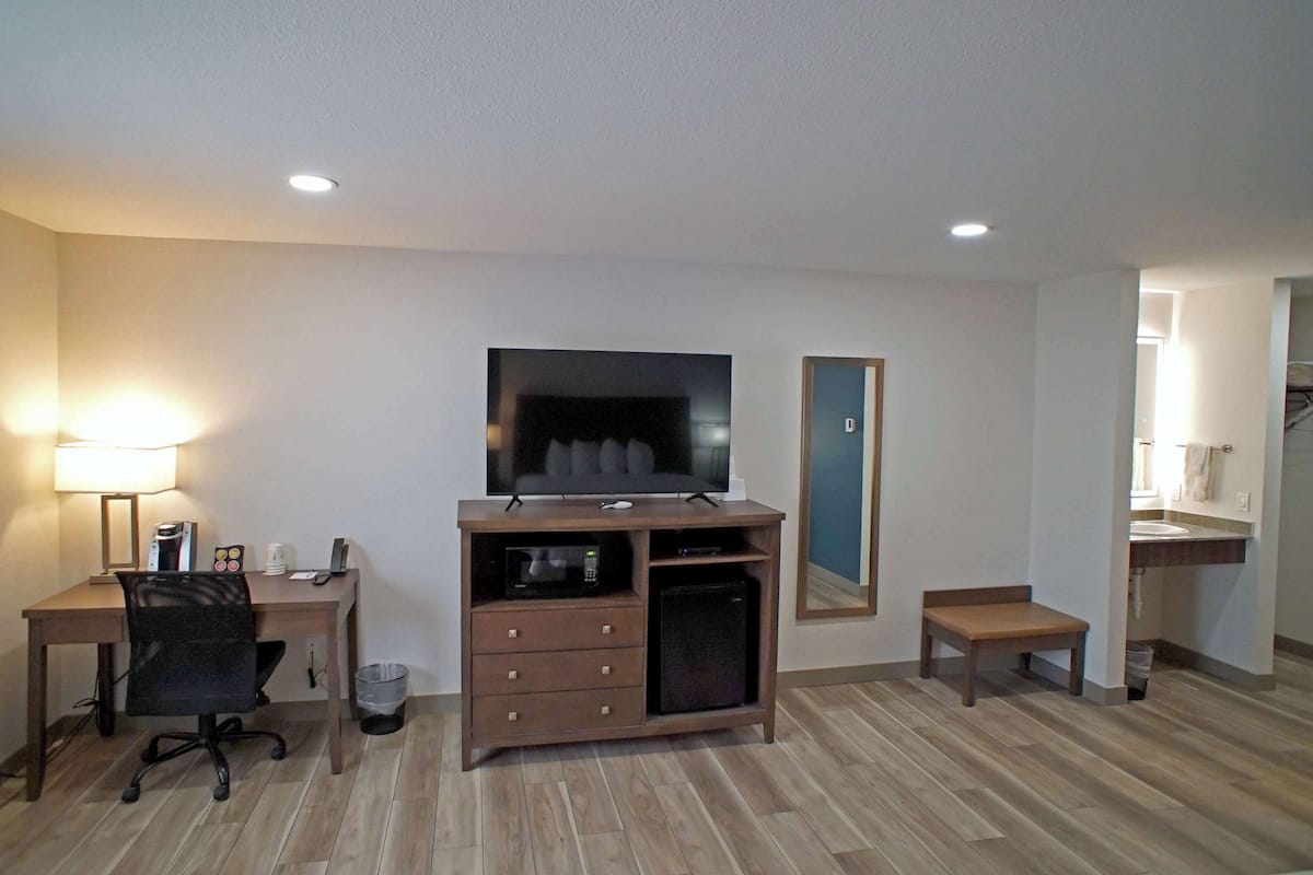 Suite, 1 King Bed, Non Smoking | Premium bedding, desk, laptop workspace, blackout drapes