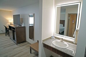 Premium bedding, desk, laptop workspace, blackout curtains - Baymont by Wyndham Monte Vista (Monte Vista)