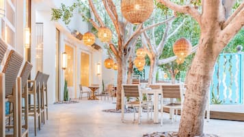 2 restaurants, breakfast, lunch, dinner served; American cuisine