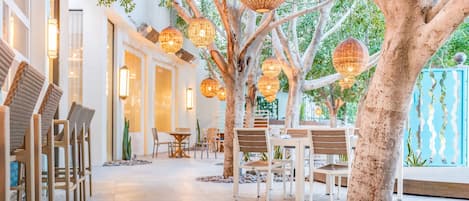 2 restaurants, breakfast, lunch, dinner served; American cuisine