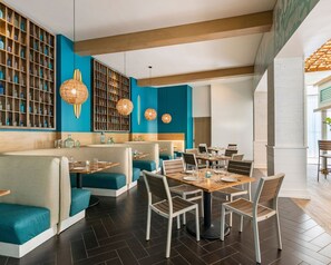 2 間餐廳，供應早餐、午餐和晚餐，美國料理