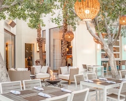 2 restaurants, breakfast, lunch, dinner served; American cuisine