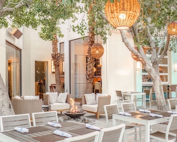 2 restaurants, breakfast, lunch, dinner served; American cuisine at Riviera Resort Palm Springs