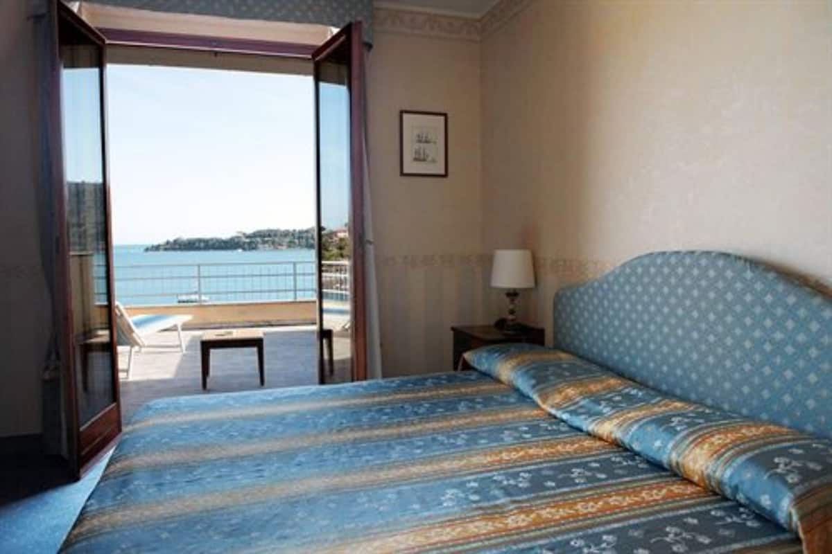 In-room safe, desk, WiFi (surcharge), bed sheets