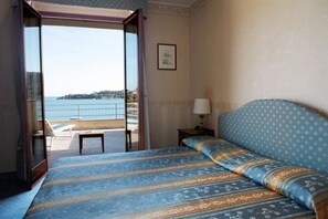 Safe på rommet, skrivebord, wi-fi (mot et tillegg) og sengetøy