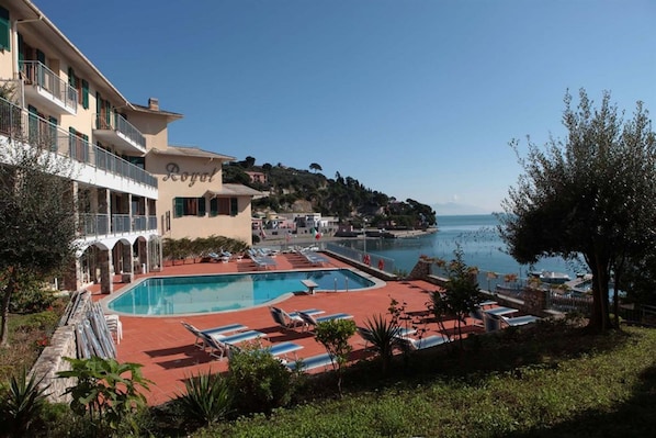 Piscine extérieure, piscine sur le toit, chaises longues