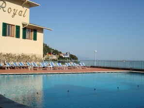 Piscine extérieure, piscine sur le toit, chaises longues