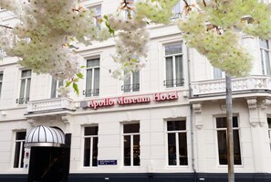 The Apollo Museum Hotel facade with classical architecture, large windows, and a signboard. - Leonardo Hotel Amsterdam Museum Quarter (Amsterdam)