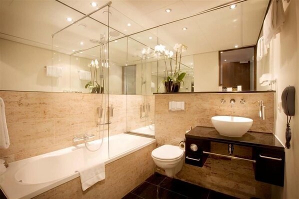 A modern bathroom with a glass-enclosed shower, a standalone bathtub, a toilet, and a vanity with a sink. - Leonardo Hotel Amsterdam Museum Quarter (Amsterdam)