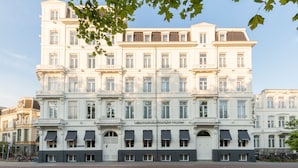 Un edificio de varios pisos con un cartel llamativo que dice "Leonardo Boutique Hotel".