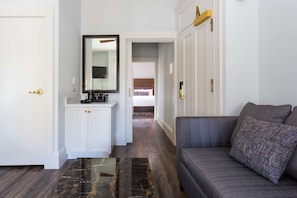 Suite, 1 cama King size, para no fumadores, refrigerador | 1 habitación, camas con pillow-top y escritorio