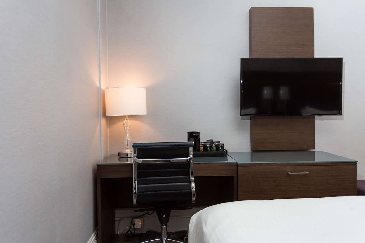 1 bedroom, pillowtop beds, desk, laptop workspace