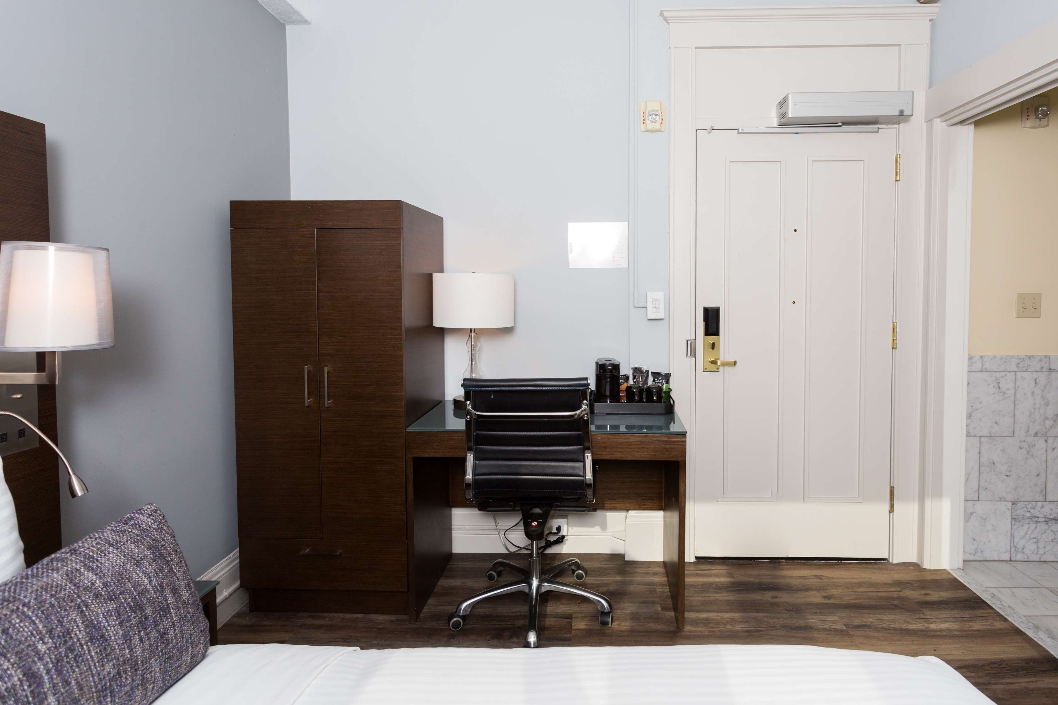 1 bedroom, pillow-top beds, desk, laptop workspace