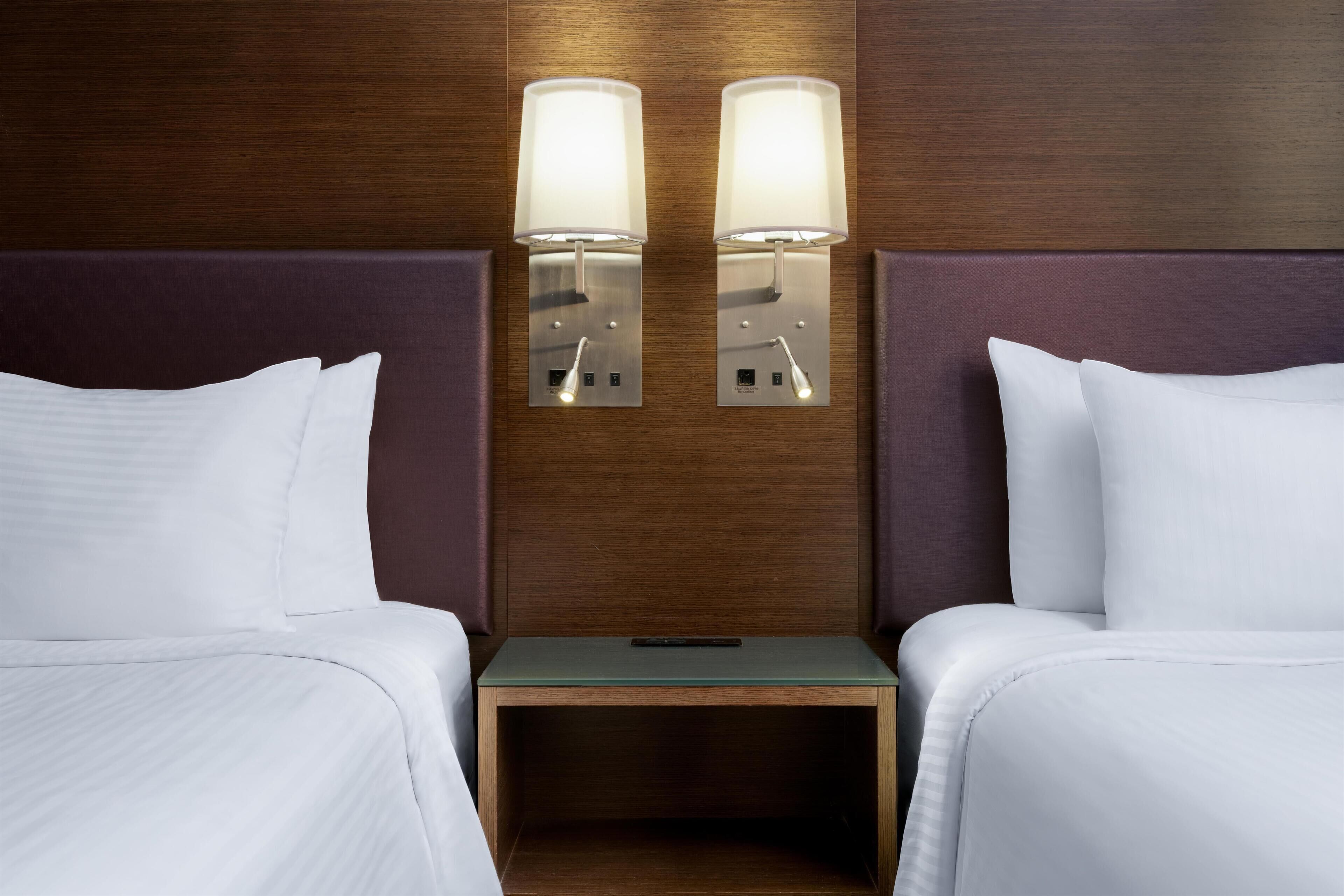 Standard-huone, 2 yhden hengen sänkyä, tupakointi kielletty | Ylelliset vuodevaatteet, työpöytä