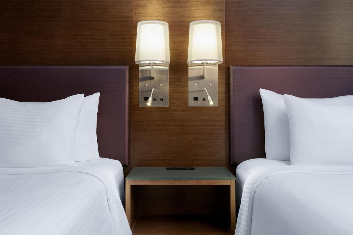 Standard-huone, 2 yhden hengen sänkyä, tupakointi kielletty | Ylelliset vuodevaatteet, työpöytä