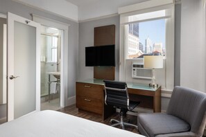 Premium bedding, desk, laptop workspace, blackout curtains - The Cartwright Hotel - Union Square BW Premier Collection (San Francisco)