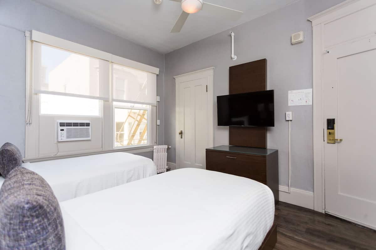 1 bedroom, pillowtop beds, desk, laptop workspace