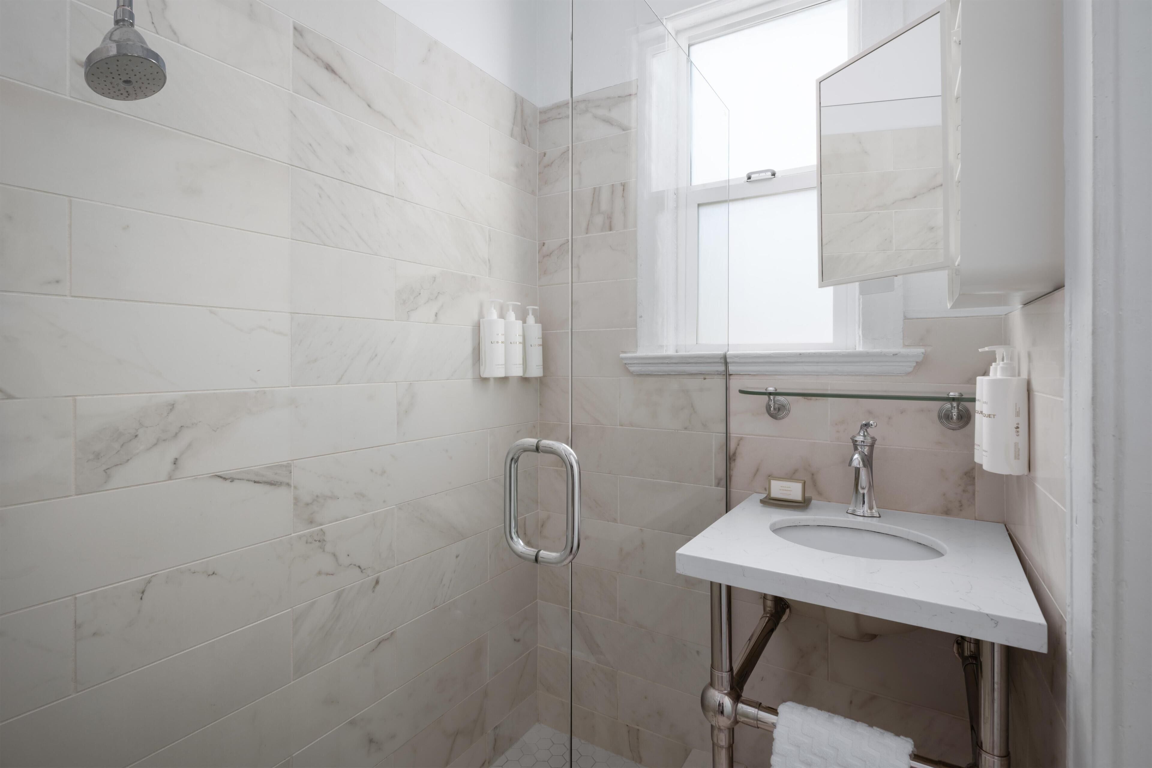 Chambre Standard, 1 très grand lit, non-fumeur | Salle de bain
