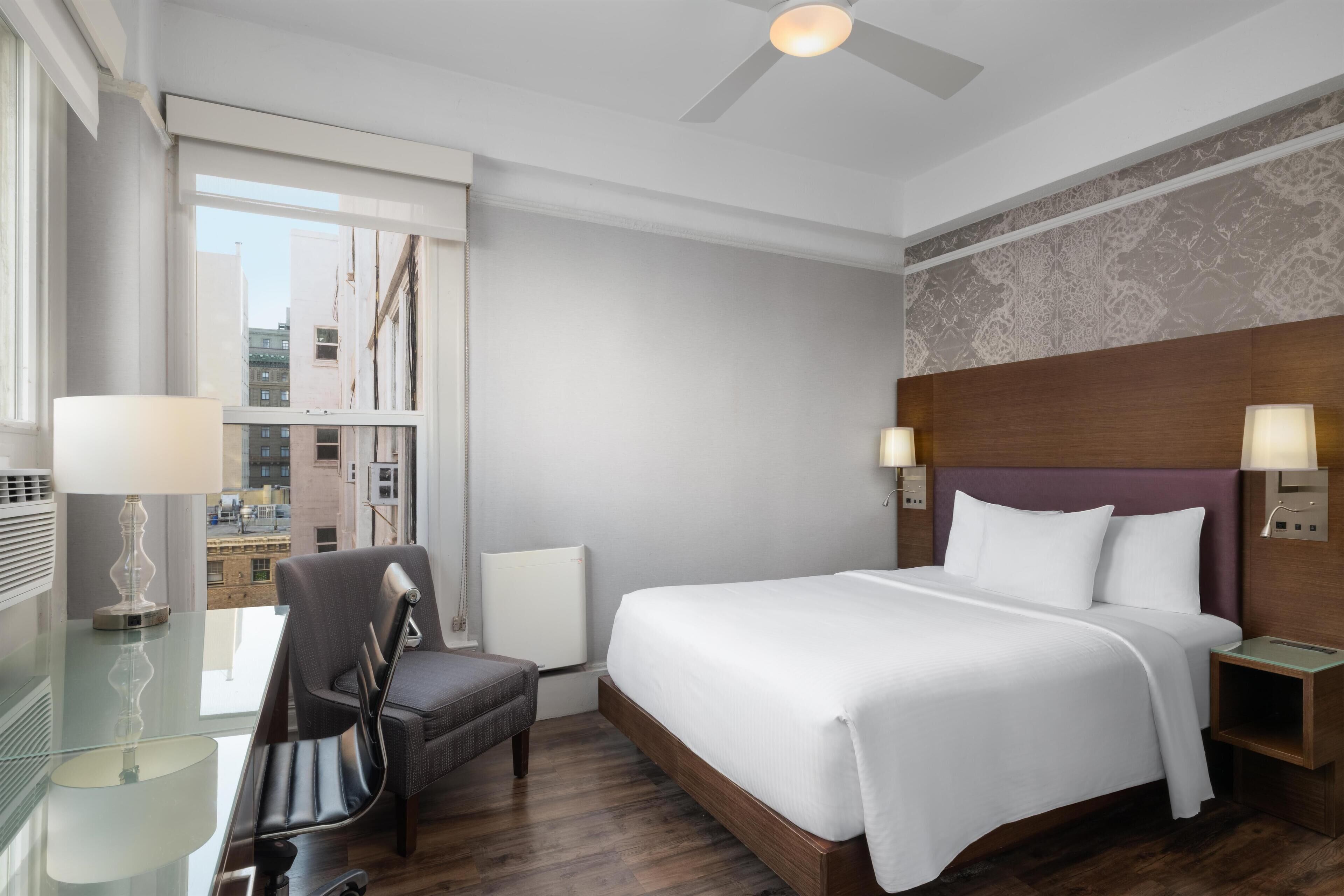 Rom – standard, 1 queensize-seng, ikke-røyk | Sengetøy av topp kvalitet, skrivebord og skrivebord for bærbar PC