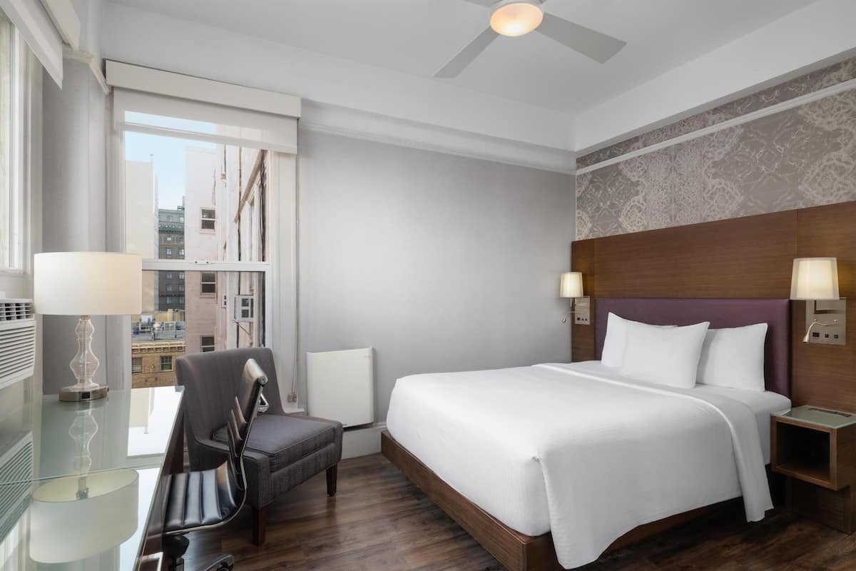 Rom – standard, 1 queensize-seng, ikke-røyk | Sengetøy av topp kvalitet, skrivebord og skrivebord for bærbar PC