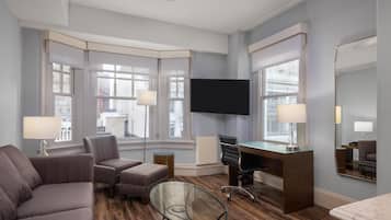 Suite, 1 cama King size, con acceso para personas discapacitadas, para no fumadores (with Sofabed) | Camas con pillow-top, escritorio y espacio para trabajar con laptop