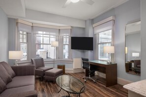 Pillow-top beds, desk, laptop workspace, blackout curtains - The Cartwright Hotel - Union Square BW Premier Collection (San Francisco)