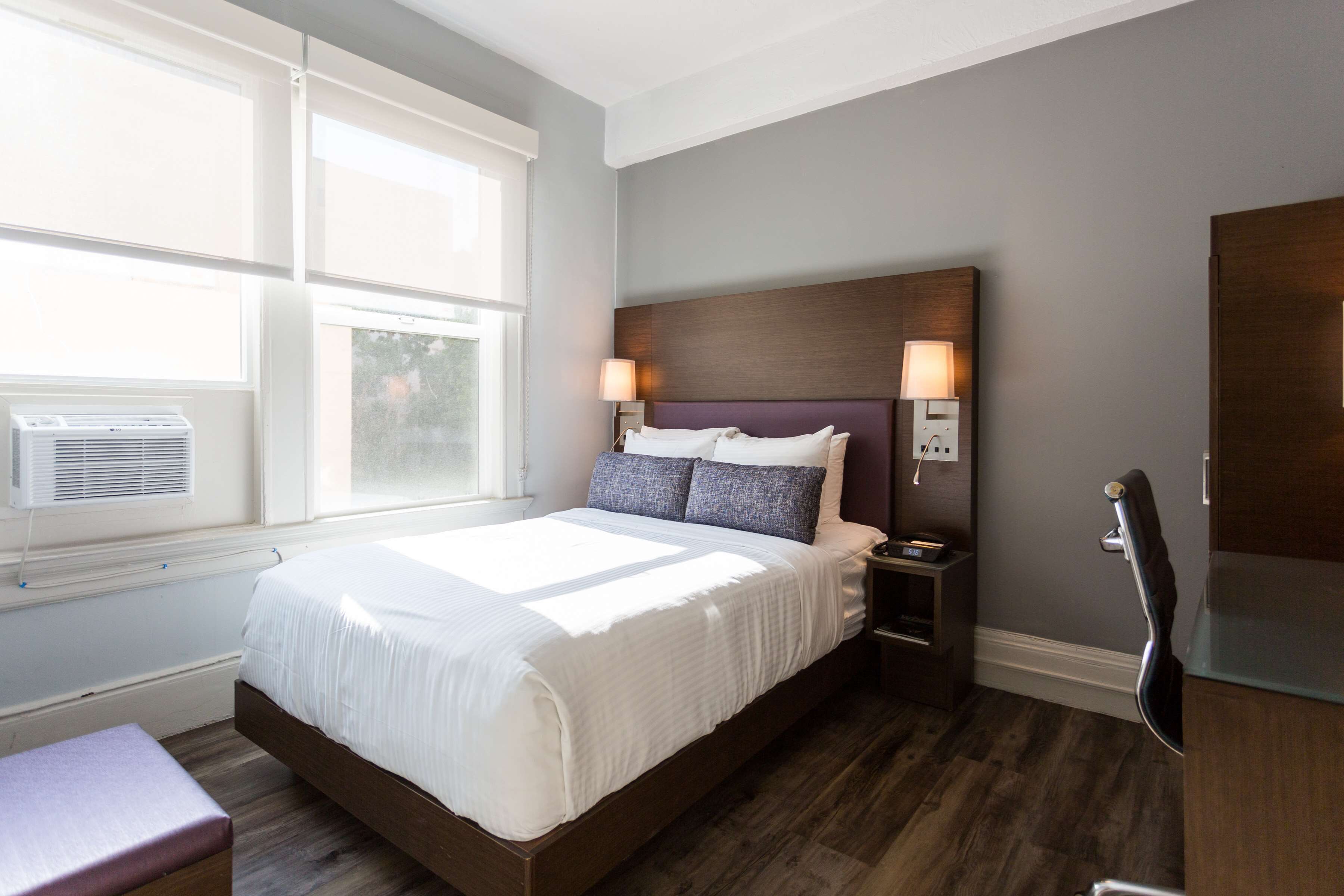 1 bedroom, pillow-top beds, desk, laptop workspace