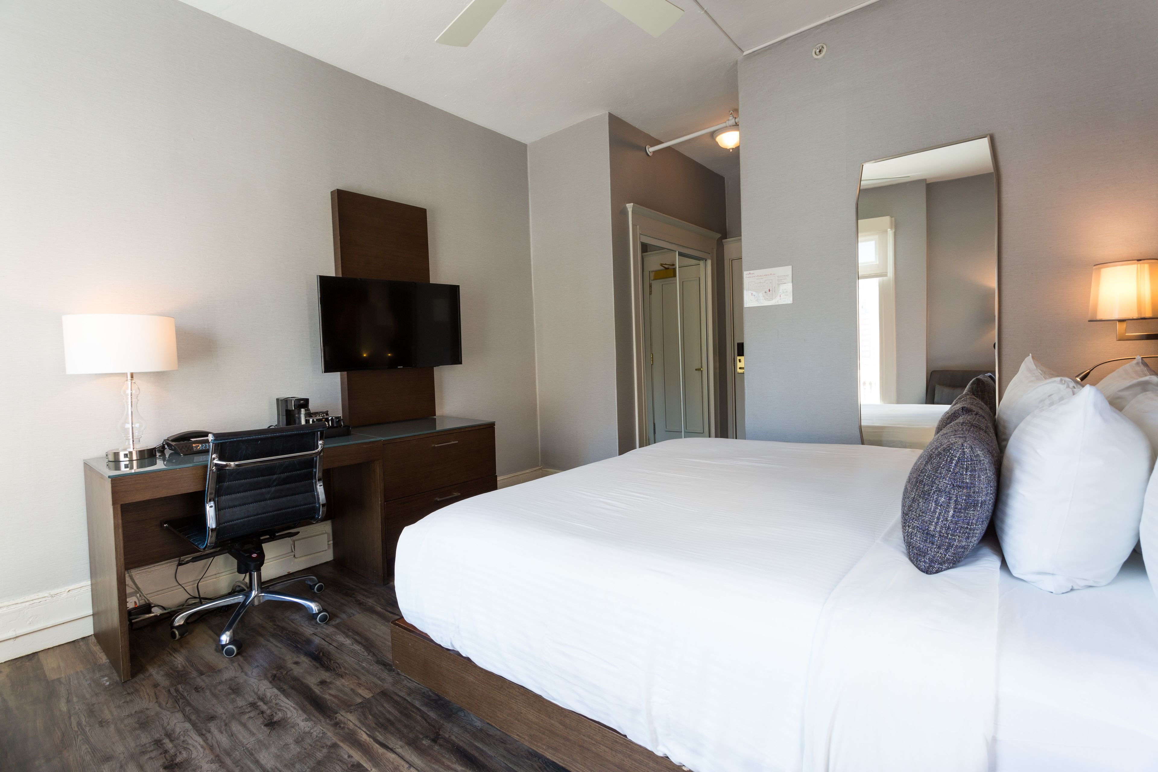 1 bedroom, pillow-top beds, desk, laptop workspace