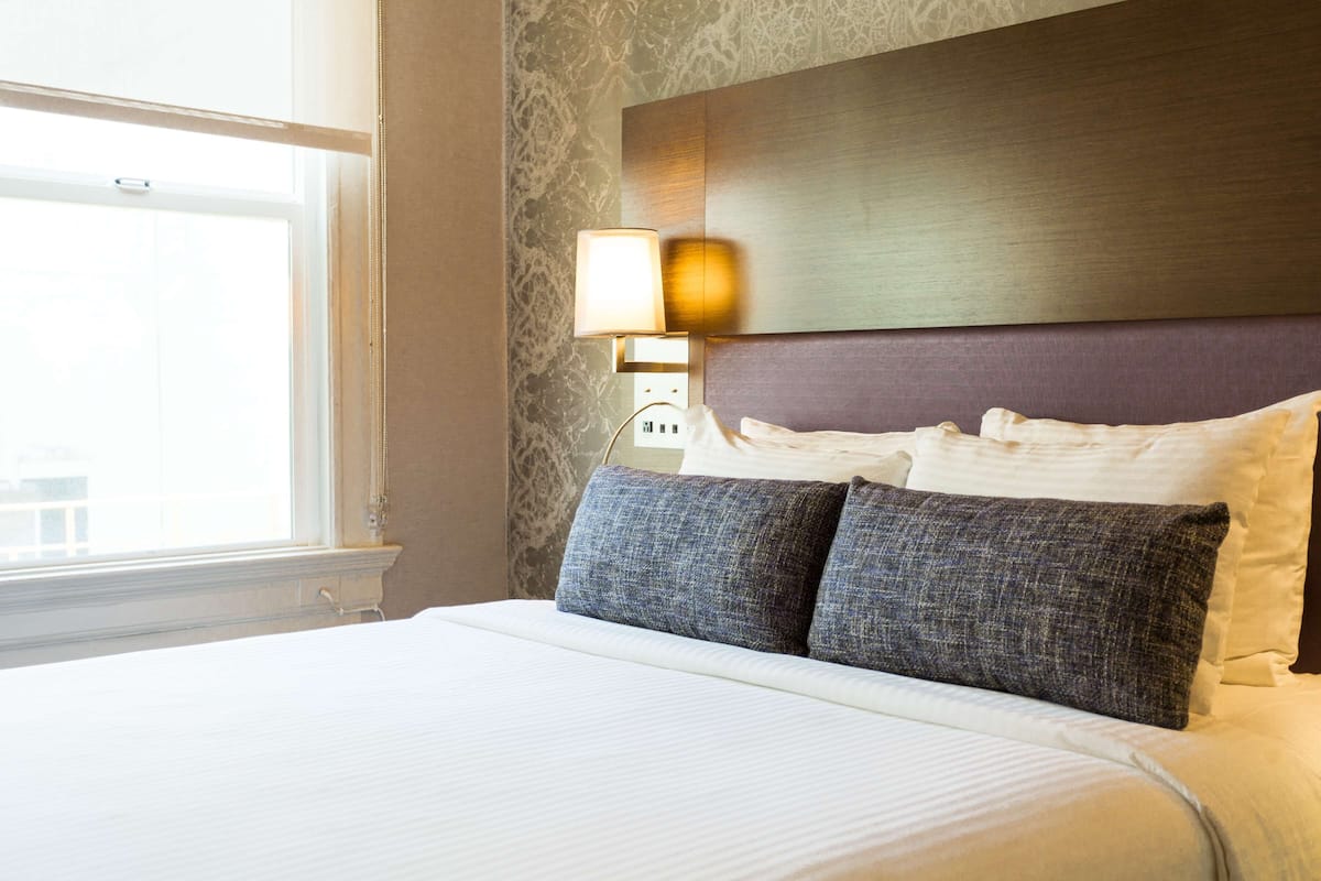 1 bedroom, pillowtop beds, desk, laptop workspace