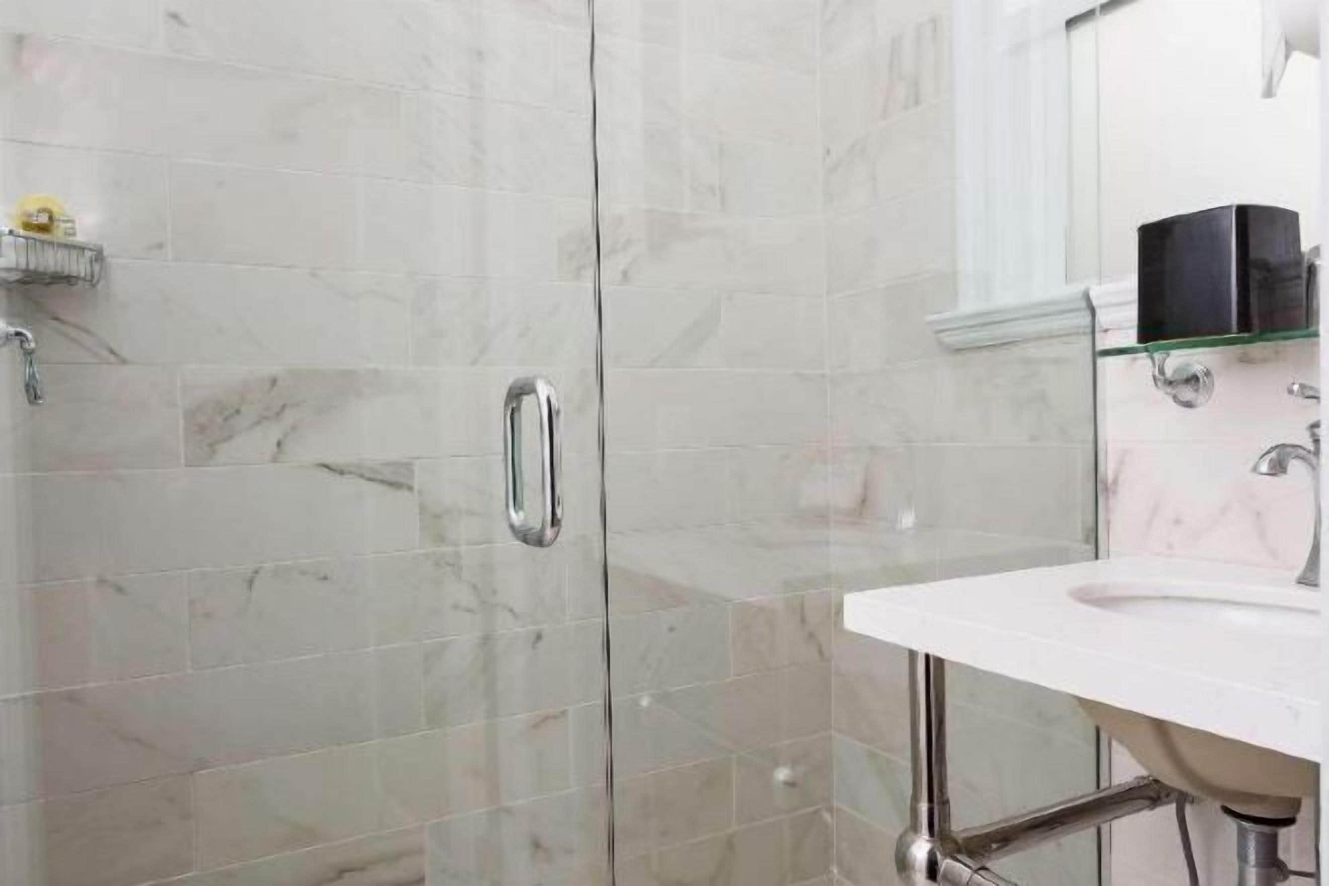 Bad | Designertoalettartikler, hårføner og håndklær