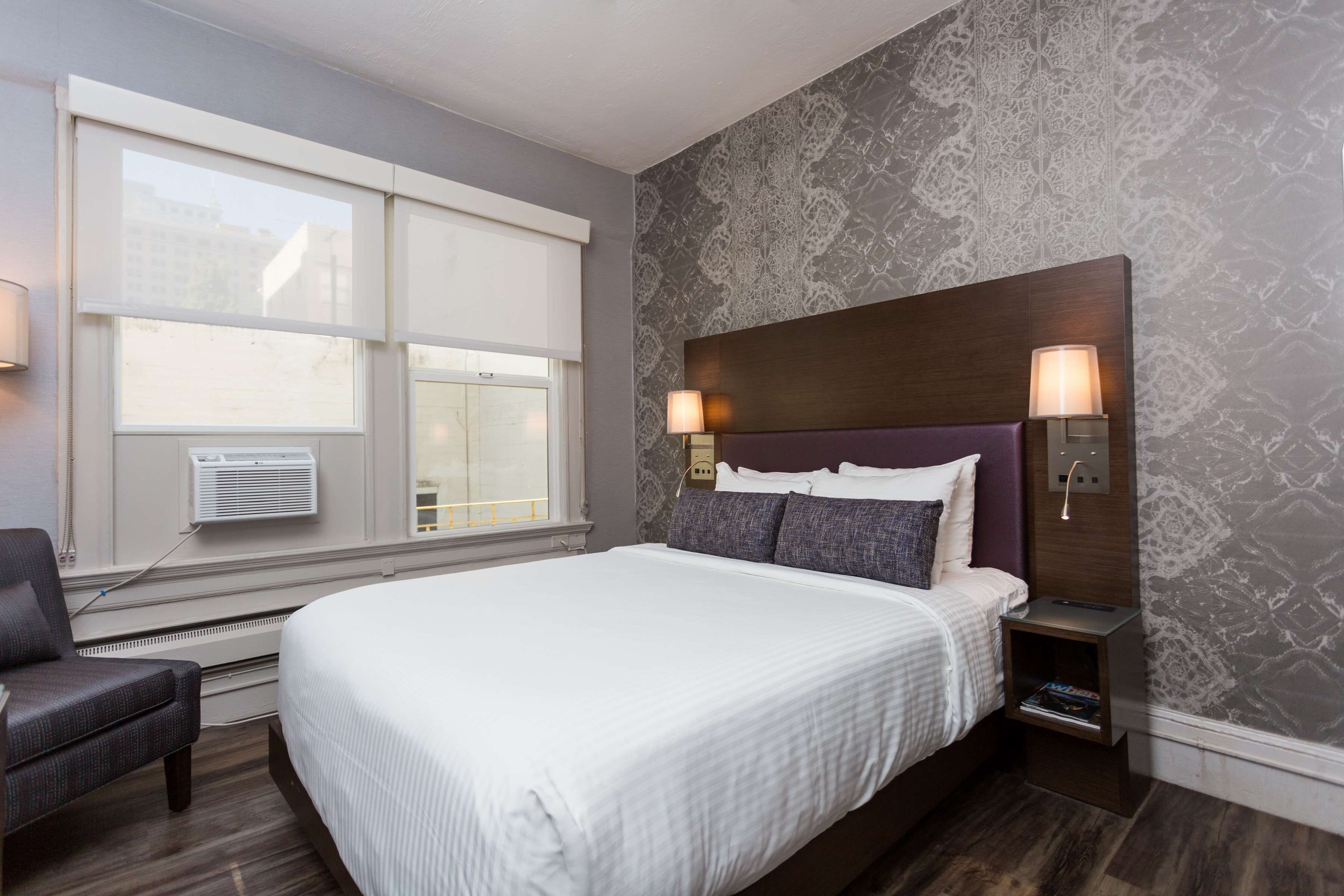 1 bedroom, pillow-top beds, desk, laptop workspace