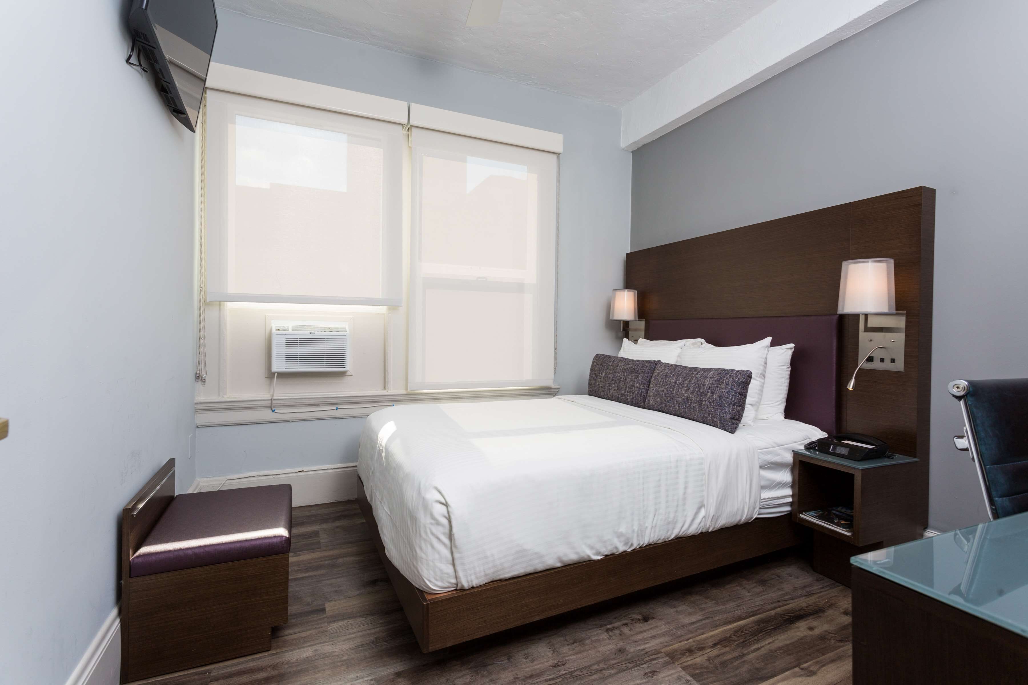 standard room, 1 single bed, accessible, non smoking | 1 bedroom, pillow-top beds, desk, laptop workspace