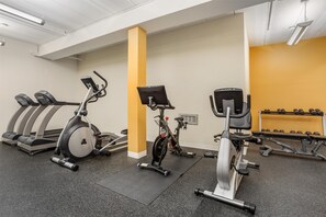 Ein Fitnessstudio mit Ergometer, Laufbändern und Kraftgeräten.