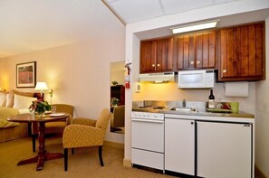 Deluxe Suite, 1 King Bed, Non Smoking, Kitchenette | Private kitchenette
