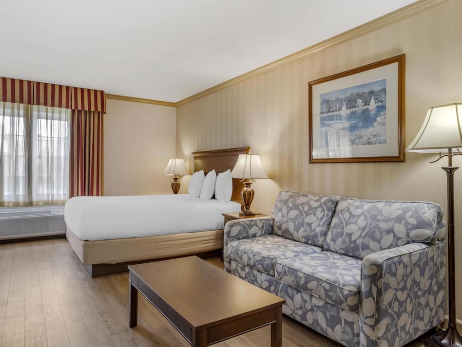Suite, 1 Queen Bed, Non Smoking, Kitchenette | Premium bedding, pillow-top beds, desk, laptop workspace