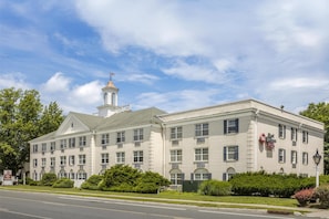 Un grand bâtiment historique doté d’une tour imposante et de nombreuses fenêtres.