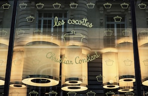 Déjeuner et dîner servis sur place, spécialités Cuisine française