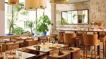 Déjeuner et dîner servis sur place
